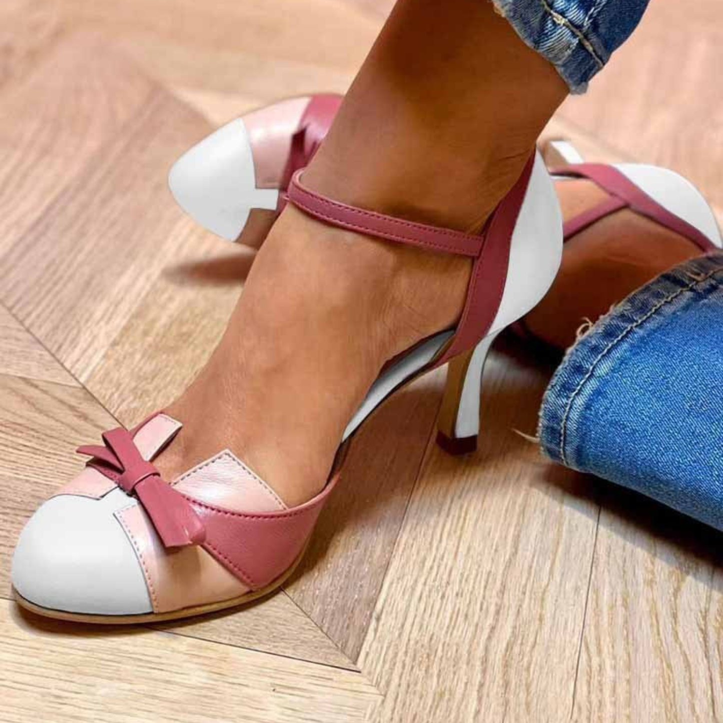 Tacones vintage con tira ajustable y estructura ortopédica
